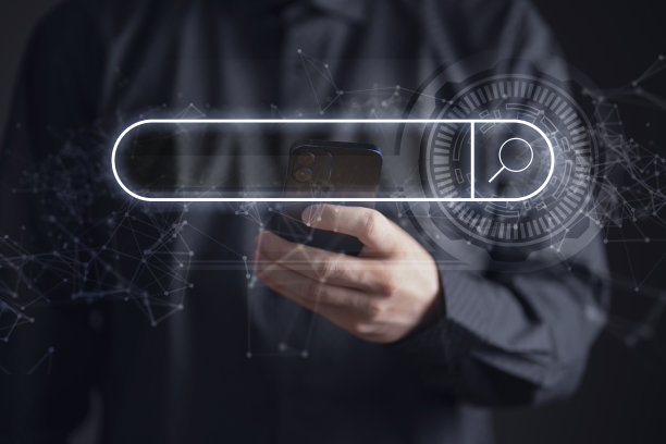 商人手里拿着智能手机，前面有一个搜索栏图片下载