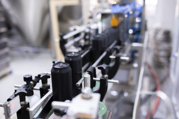 一家饮料生产工厂上，金属罐装上新鲜的饮料放在流水线上图片下载