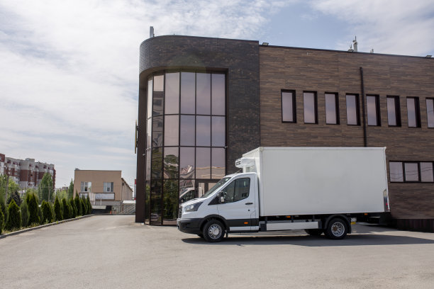 一个白色的空白货运卡车模板和复制空间的商业信息图片下载