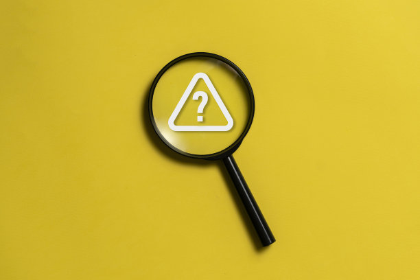 顶部视图在一个黑色放大镜带问号报警，平躺图片下载