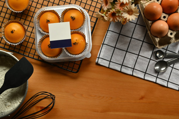 木质餐桌上的中式咸黄馅糕点。中国中秋节的传统甜点。图片下载