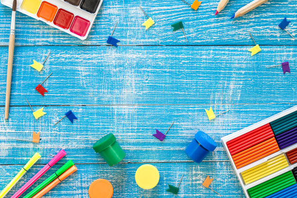 在木质背景上平铺学校文具，背学校概念，复制空间。图片下载