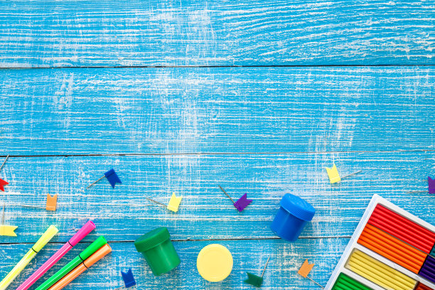 在木质背景上平铺学校文具，背学校概念，复制空间。图片下载