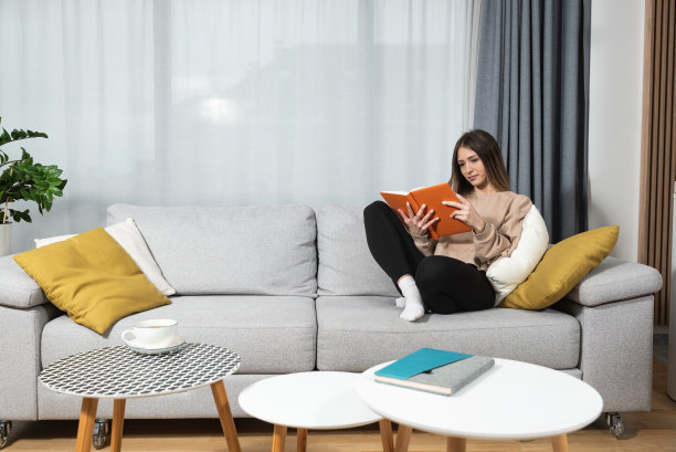 年轻的职场女性装病逃避工作，享受居家自由时光图片下载