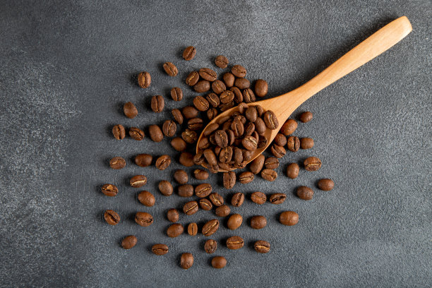 木勺和烤咖啡豆，俯视图图片下载