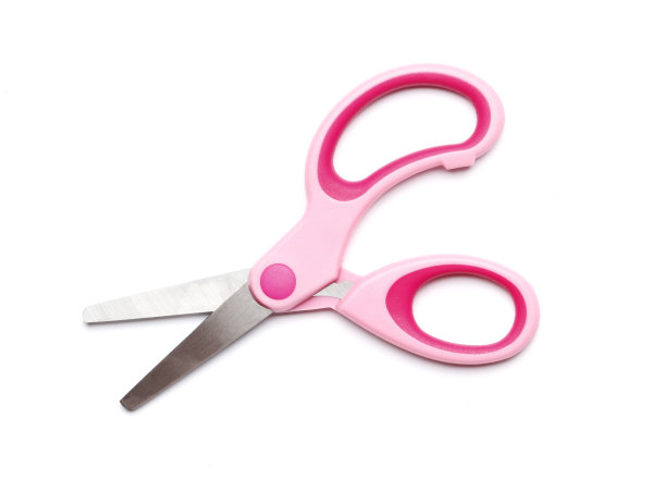 白色背景上的粉色剪刀。学习用品。图片下载