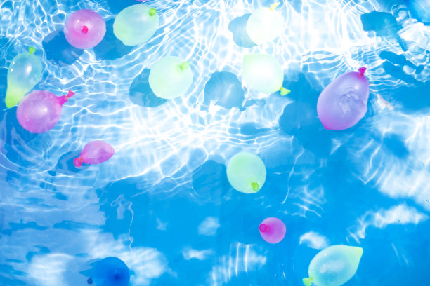 游泳池和水球。图片下载
