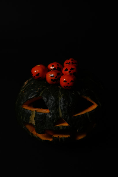 黑暗中的万圣节南瓜灯图片下载