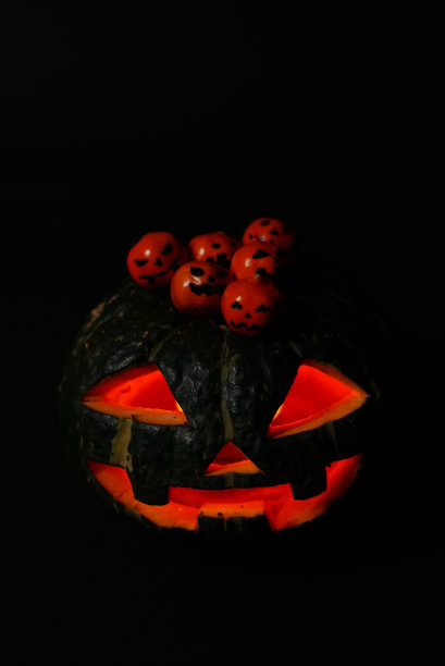 黑暗中的万圣节南瓜灯图片下载