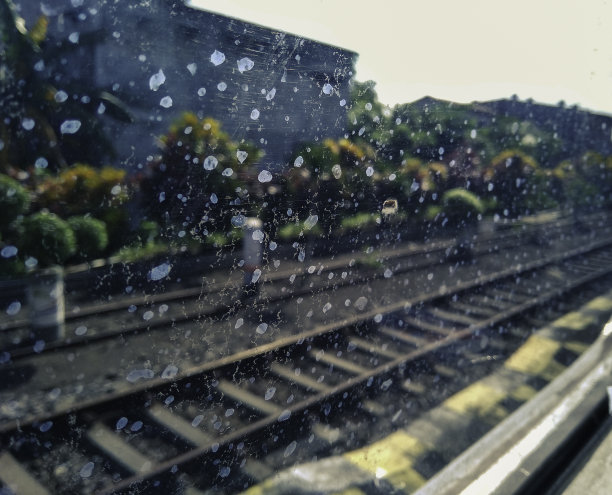 火车站车厢内的散焦窗户，火车窗户上有白色的雨滴污渍图片下载