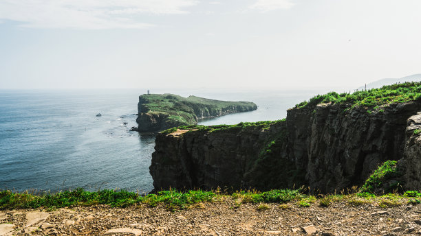 大海和山脉。海滩和海洋里的大岩石。图片下载