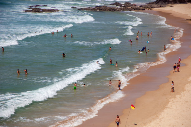 享受海浪的游泳者，图片下载