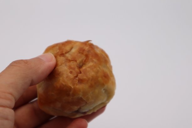 一个人拿着日本糖果的特写图片下载