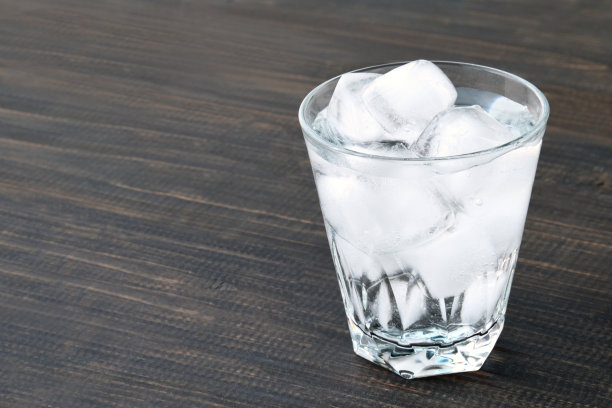 日本酒，一杯加冰的烧酒图片下载