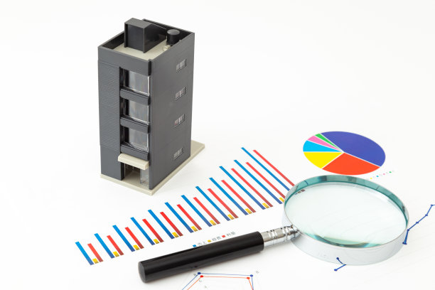 办公楼的模型，图表和放大镜。图片下载