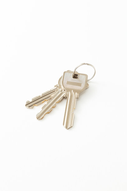 白色背景的房子钥匙。图片下载