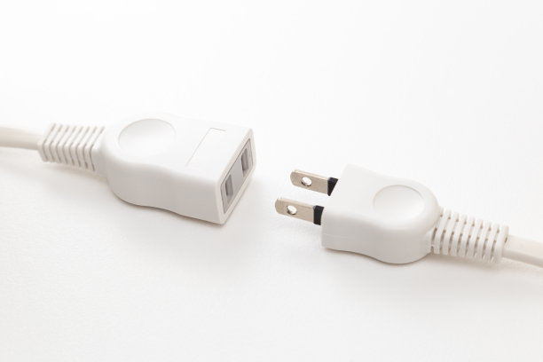 白色背景的电源插头延长线。图片下载