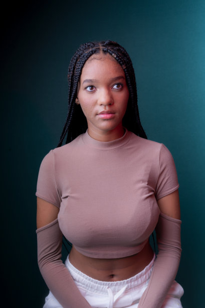 梳着辫子的年轻女子，严肃的。图片下载