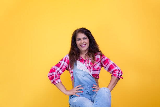 美丽的坐着的女人的肖像，穿着人物的圣若昂派对。工作室的照片。图片下载