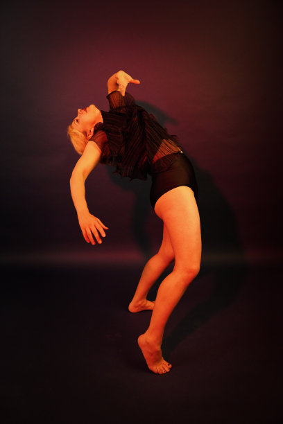 高加索白人女模特表演灵活的芭蕾舞姿势在摄影工作室-创意工作室摄影图片下载