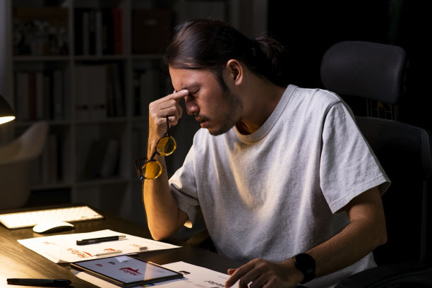 晚上办公室里疲惫的商人图片下载