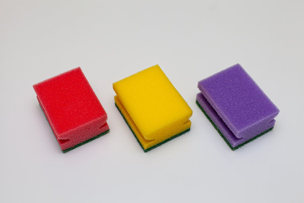 在白色背景上洗盘子用的彩色海绵图片下载