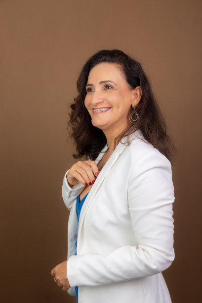 女教练抬头看的肖像。有信心鼓励和激励你的客户。图片下载