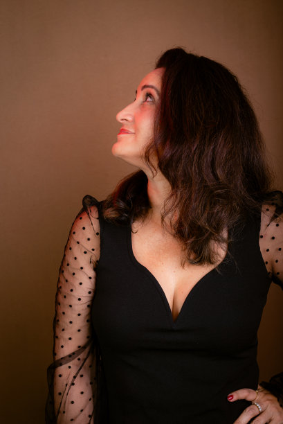 女教练，漂亮，穿黑色衣服。沟通和激励管理。图片下载