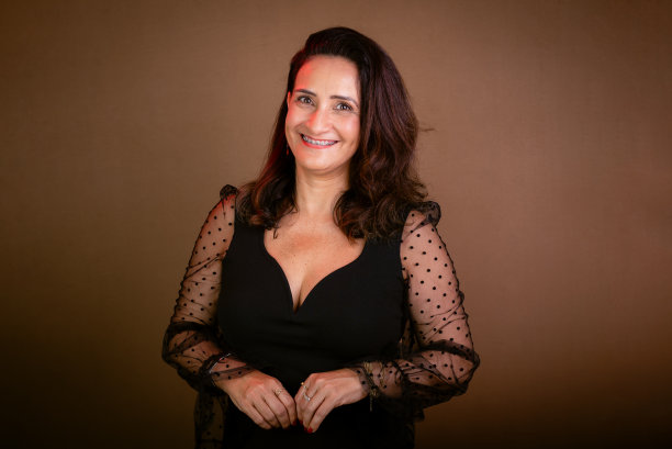 女教练，漂亮，穿黑色衣服。沟通和激励管理。图片下载