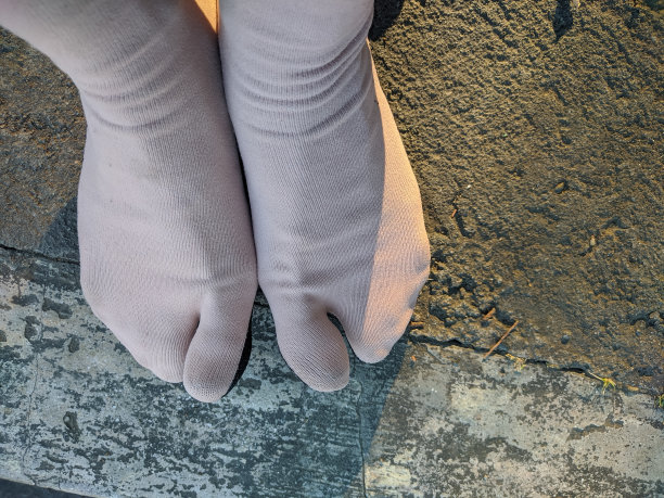 穿着棕色袜子的女性腿，背景是地板图片下载