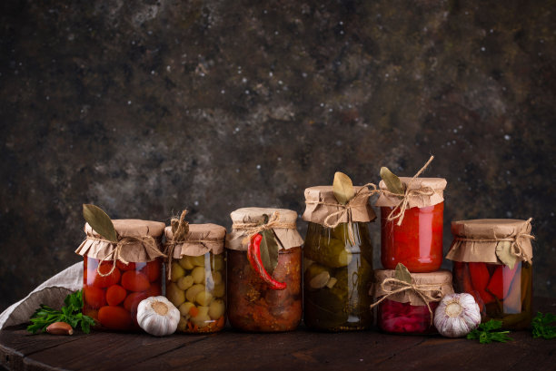 玻璃罐里的腌菜。图片下载