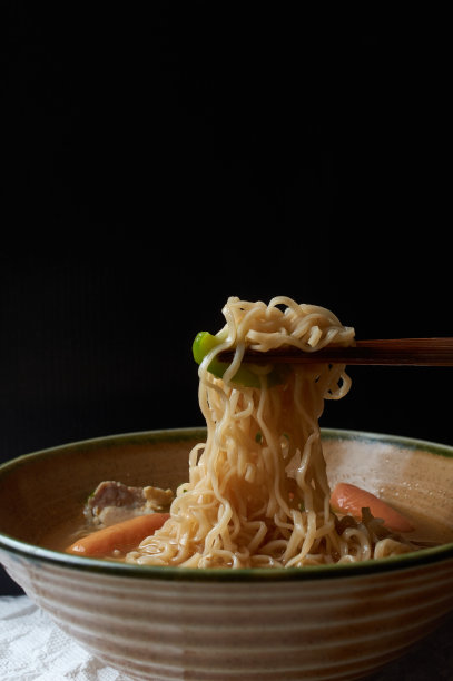 用筷子夹鸡蛋面图片下载