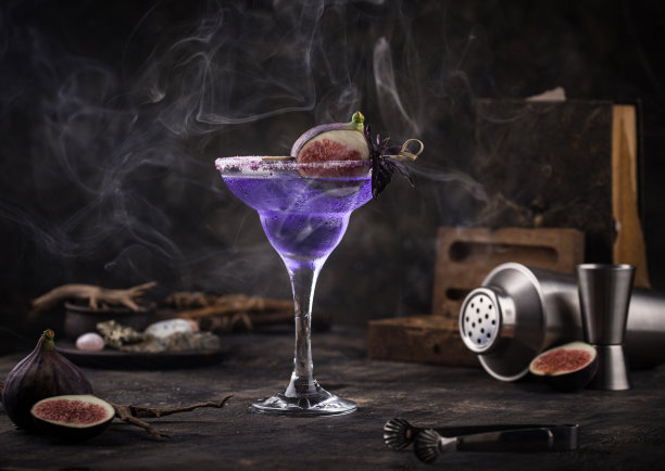 紫色无花果鸡尾酒或无酒精鸡尾酒图片下载
