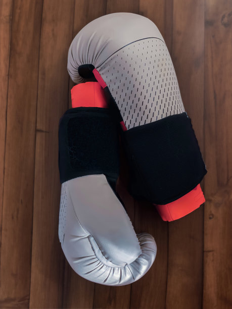 白色的拳击手套放在木地板上图片下载