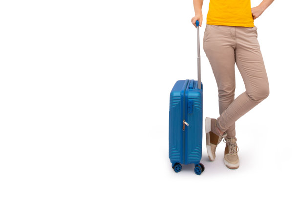 女游客黄色衣服和手提箱孤立在白色背景。周末出国旅游。空中飞行之旅概念。图片下载