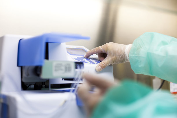 在实验室工作的科学家。图片下载