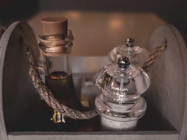 胡椒、盐和橄榄油装在餐厅桌子上的木盒里图片下载