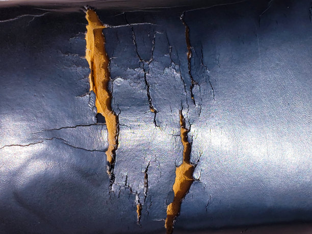 损坏的旧皮座椅图片下载