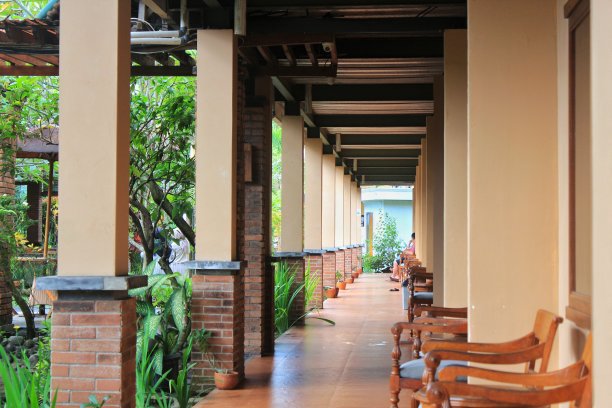 “走廊的对称:排成一排的柱子”图片下载