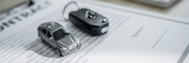 商务代理与客户就汽车合同的保险政策进行会面。汽车概念图片下载