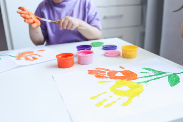 儿童艺术工作坊，小朋友用颜料制作手印图片下载