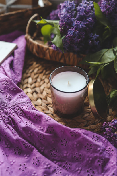 蜡烛和丁香在家庭内部图片下载