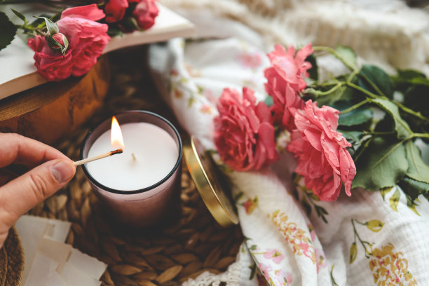 火柴在手里点燃一支蜡烛，唯美的照片图片下载