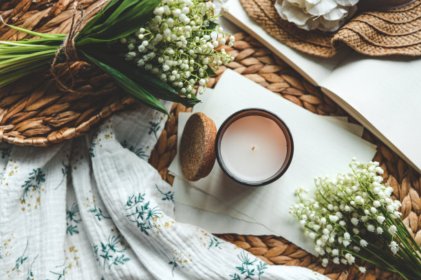 芳香蜡烛在一个舒适的家春天内部顶视图图片下载