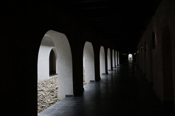 光线透过传统的拱窗走廊图片下载