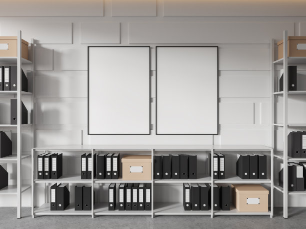 白色的办公室架子上放着文件夹和海报图片下载