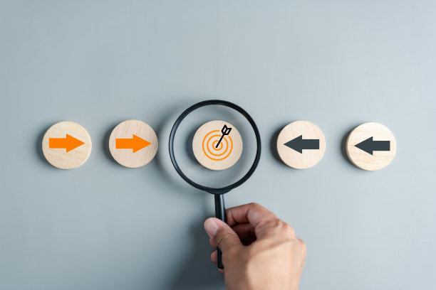 业务增长成功成就的概念，箭头跟随规划发展领导和客户目标群体的概念。图片下载