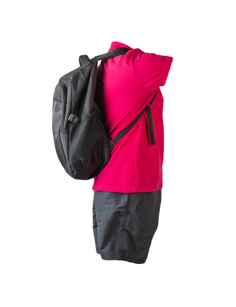 双肩包，运动短裤，带领的衬衫，衬衫上的纽扣被隔离在白色的泡沫上。日常服装图片下载