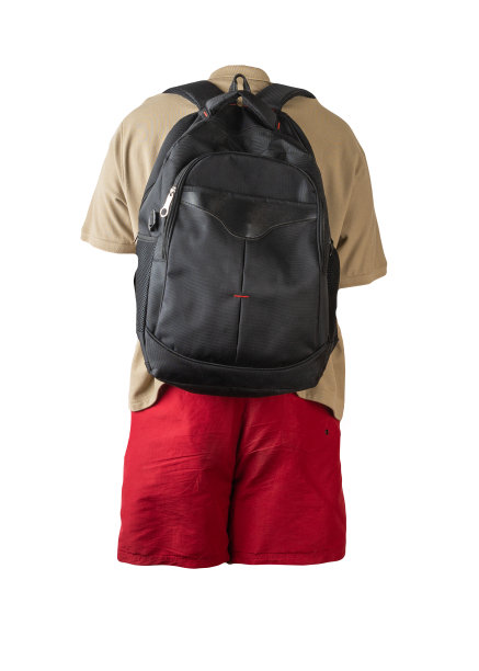 双肩包，运动短裤，带领的衬衫，衬衫上的纽扣被隔离在白色的泡沫上。日常服装图片下载