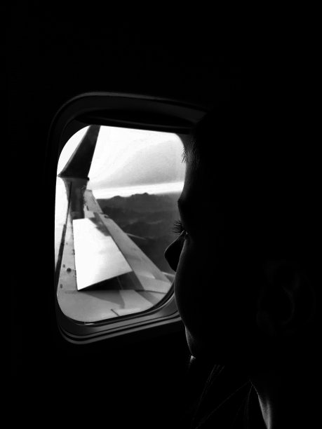 从飞机窗口看到美丽的景色，飞机的大机翼展示了窗户图片下载